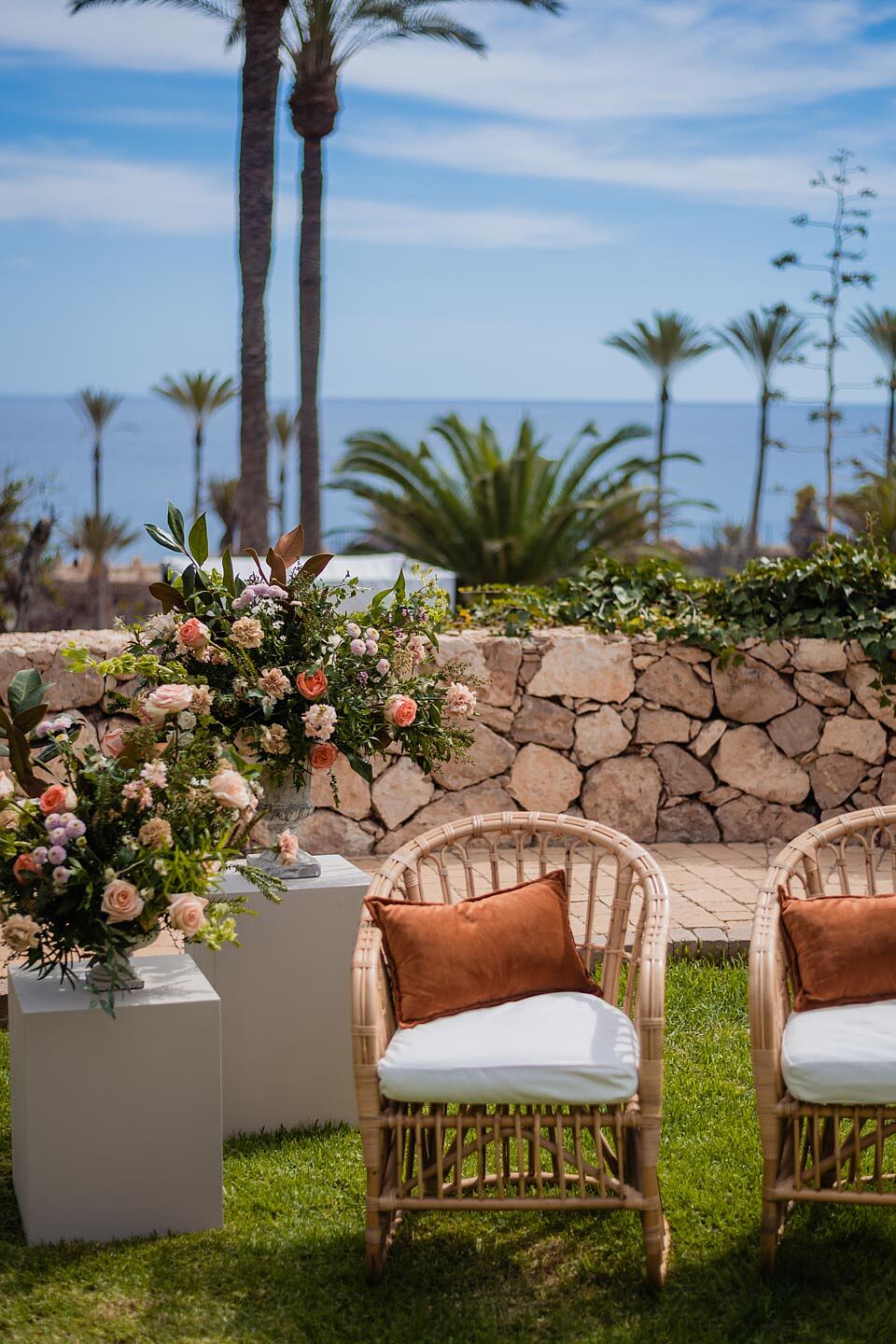 fotografía de boda romántica en la playa de Fuerteventura al atardecer, capturada por un fotógrafo profesional de bodas  hotel  r2 bahia calma 04