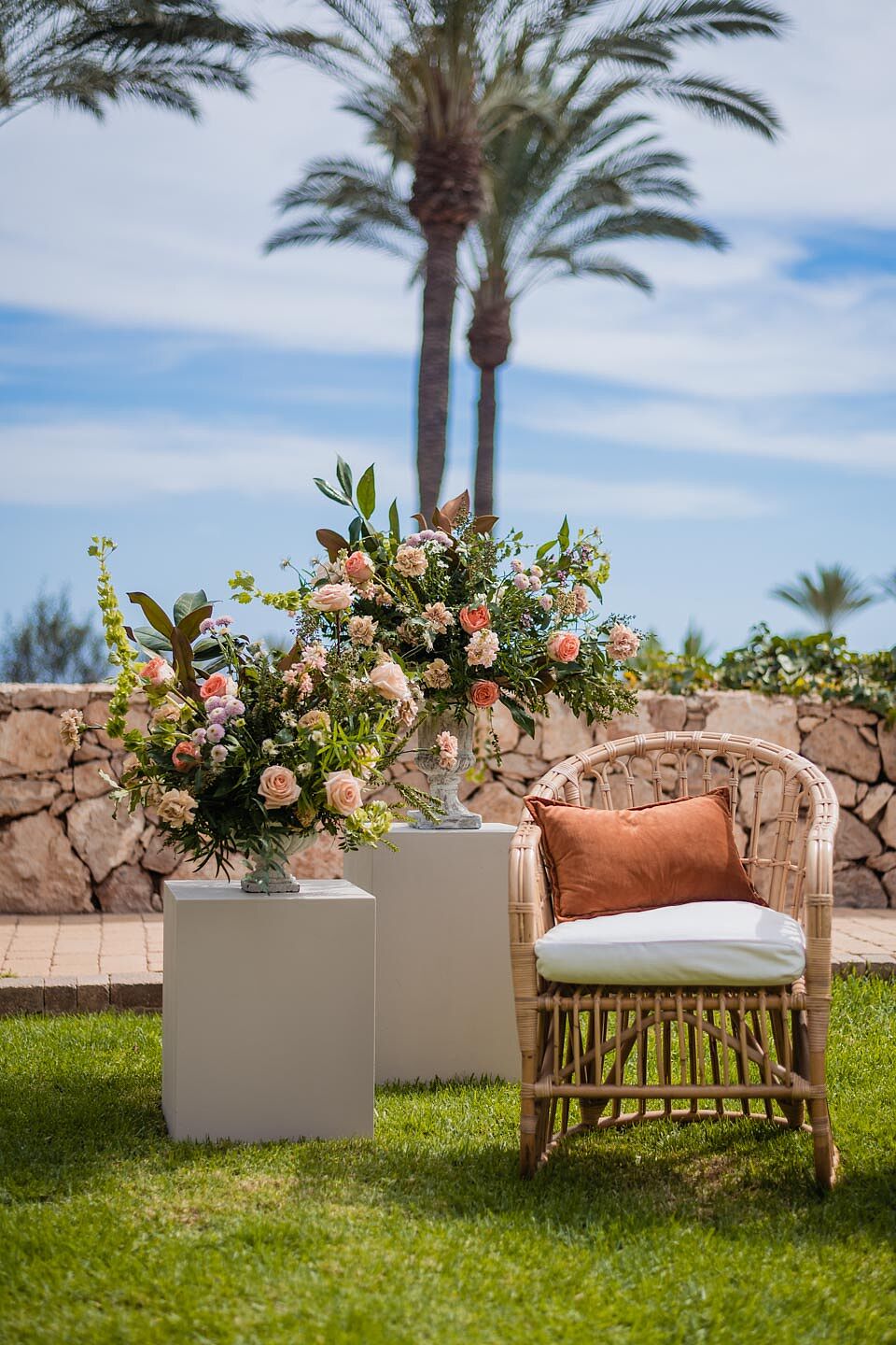 fotografía de boda romántica en la playa de Fuerteventura al atardecer, capturada por un fotógrafo profesional de bodas  hotel  r2 bahia calma 05