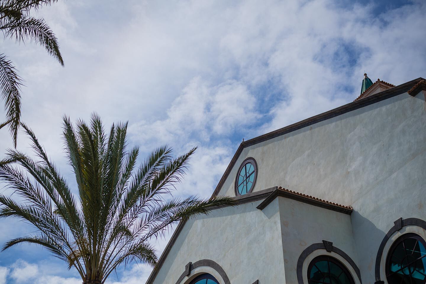 fotografía de boda romántica en la playa de Fuerteventura al atardecer, capturada por un fotógrafo profesional de bodas  hotel  r2 bahia calma 09