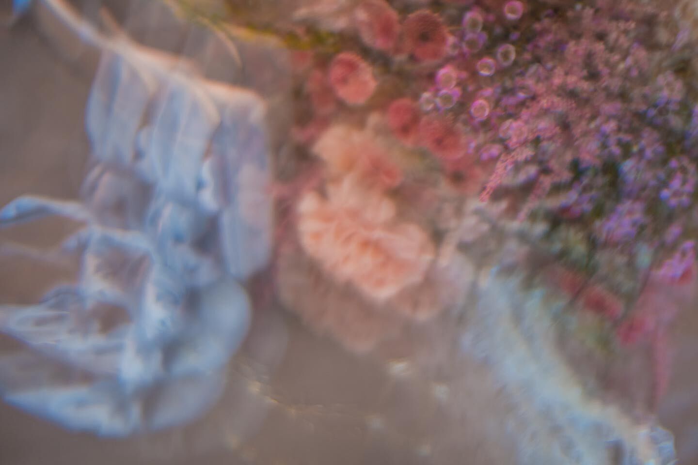 fotografía de boda romántica en la playa de Fuerteventura al atardecer, capturada por un fotógrafo profesional de bodas  hotel  r2 bahia calma 14