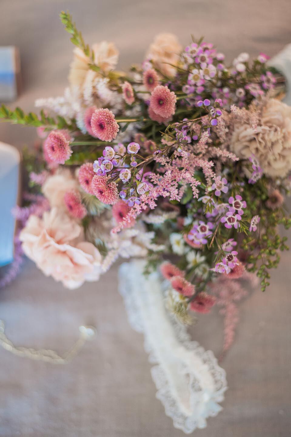 fotografía de boda romántica en la playa de Fuerteventura al atardecer, capturada por un fotógrafo profesional de bodas  hotel  r2 bahia calma 15