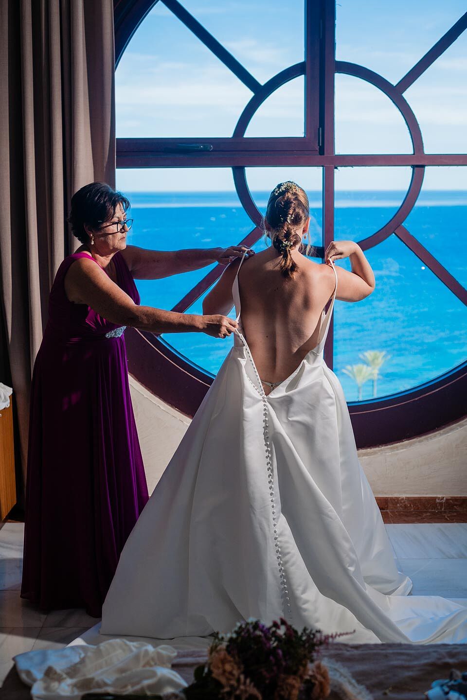 fotografía de boda romántica en la playa de Fuerteventura al atardecer, capturada por un fotógrafo profesional de bodas  hotel  r2 bahia calma 16