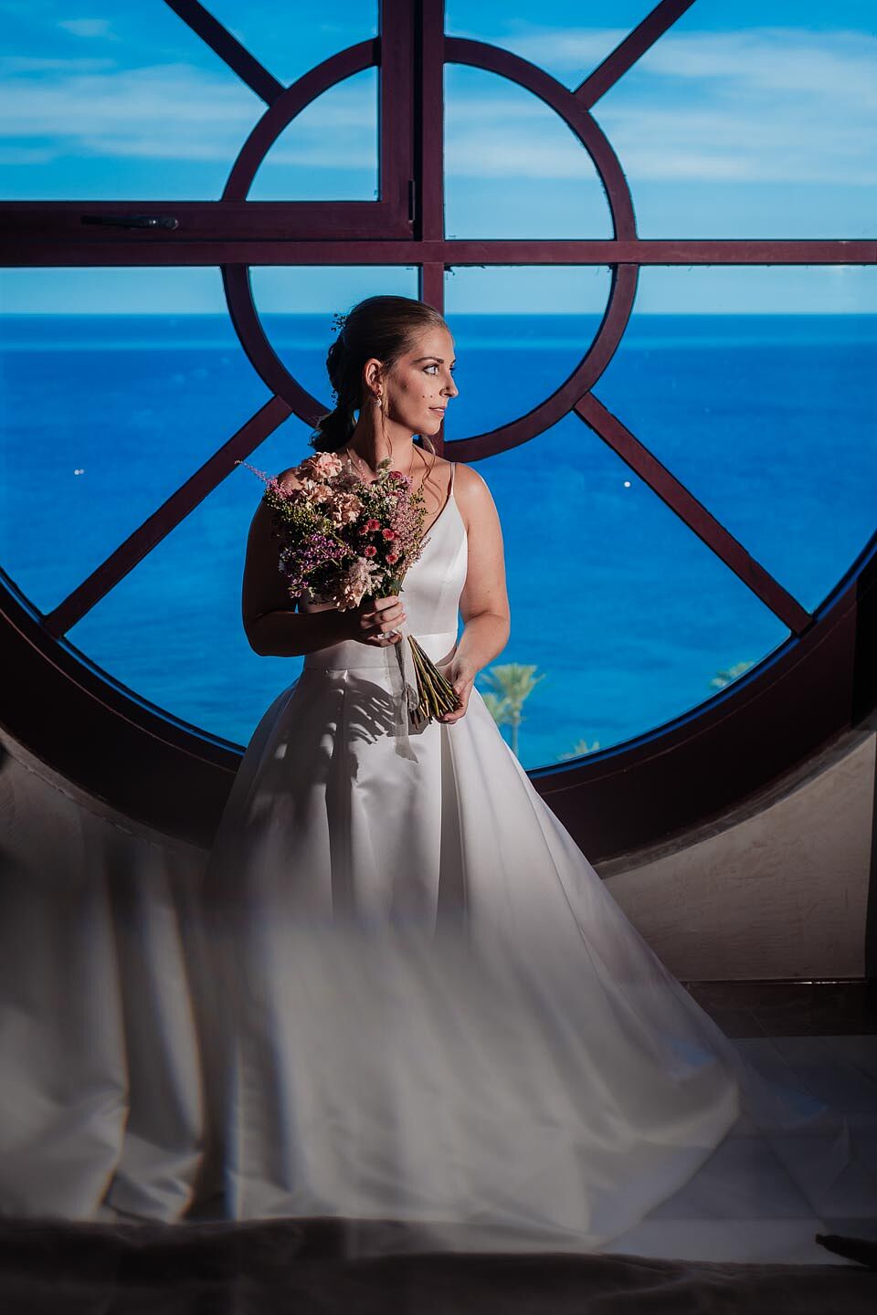 fotografía de boda romántica en la playa de Fuerteventura al atardecer, capturada por un fotógrafo profesional de bodas  hotel  r2 bahia calma 17