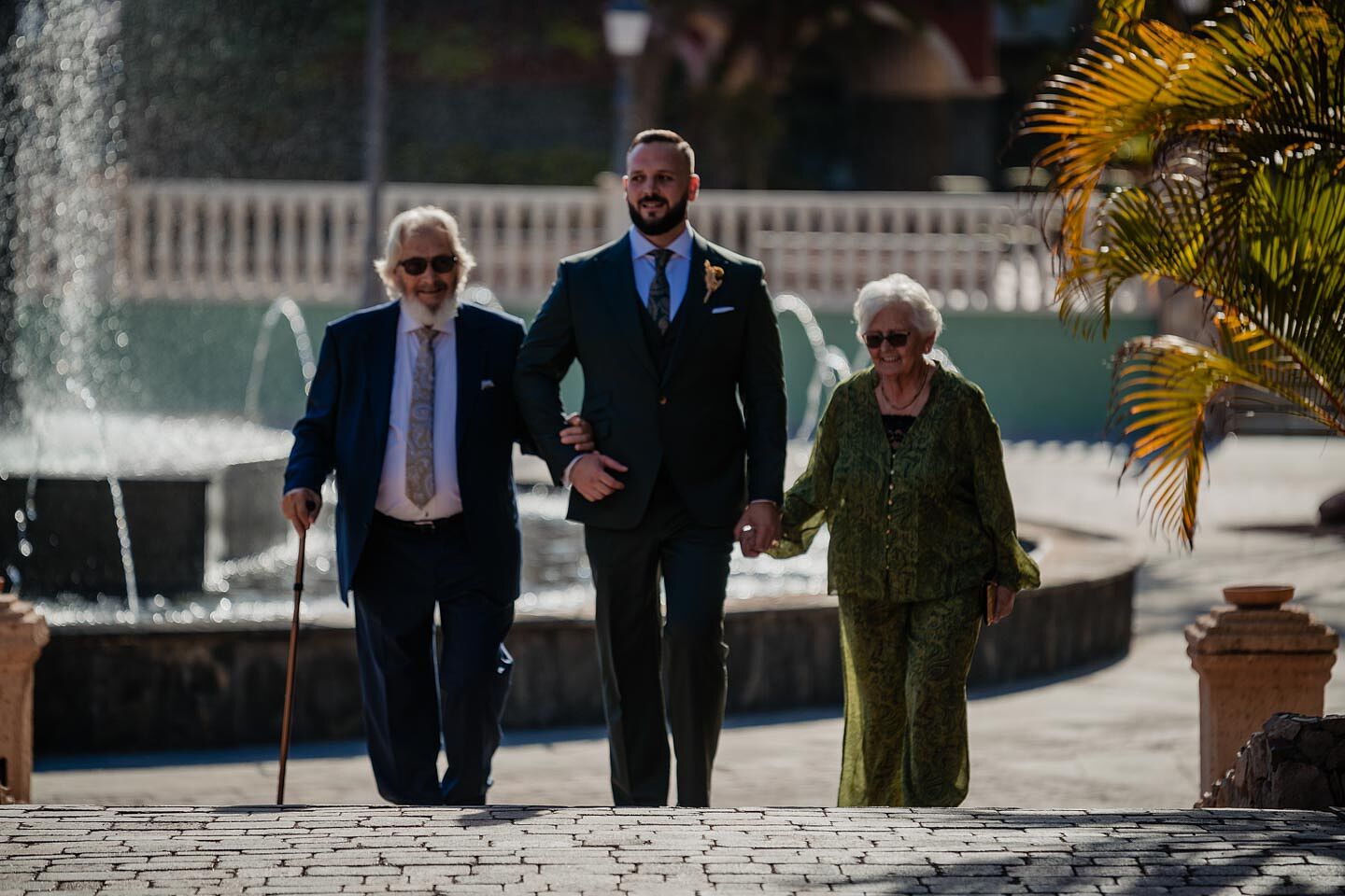 fotografía de boda romántica en la playa de Fuerteventura al atardecer, capturada por un fotógrafo profesional de bodas  hotel  r2 bahia calma 18