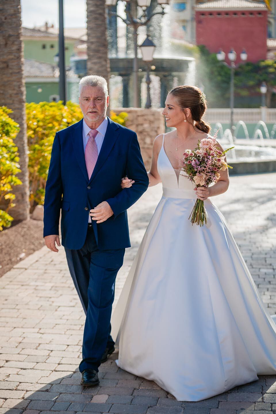 fotografía de boda romántica en la playa de Fuerteventura al atardecer, capturada por un fotógrafo profesional de bodas  hotel  r2 bahia calma 20