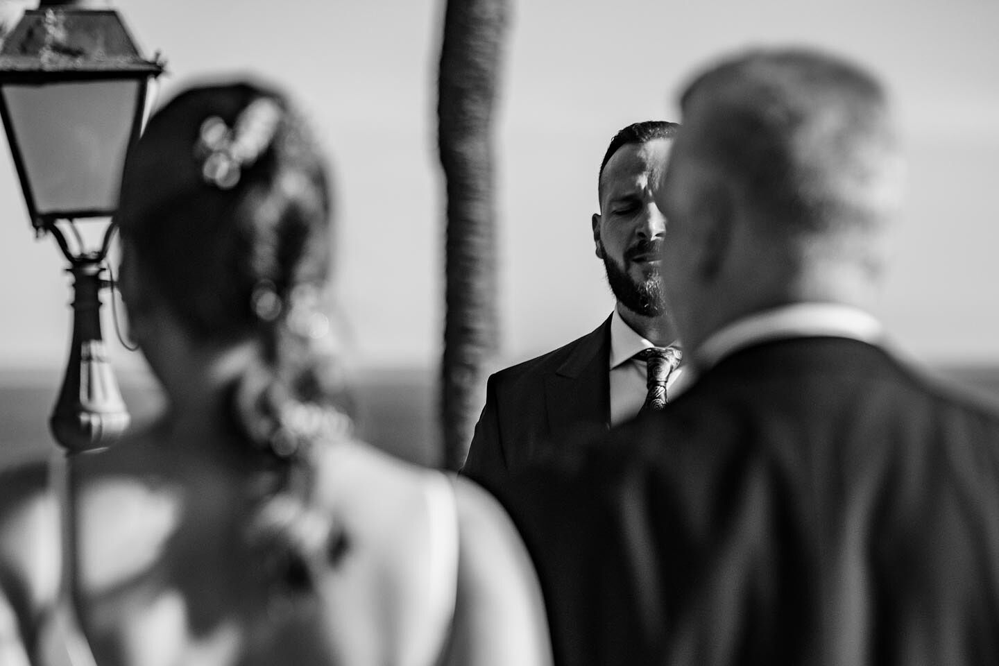 fotografía de boda romántica en la playa de Fuerteventura al atardecer, capturada por un fotógrafo profesional de bodas  hotel  r2 bahia calma 21