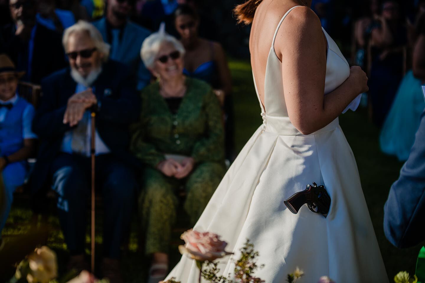 fotografía de boda romántica en la playa de Fuerteventura al atardecer, capturada por un fotógrafo profesional de bodas  hotel  r2 bahia calma 25