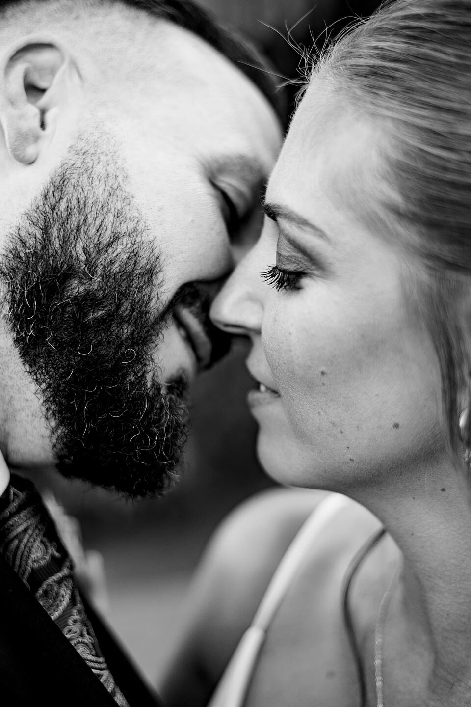 fotografía de boda romántica en la playa de Fuerteventura al atardecer, capturada por un fotógrafo profesional de bodas  hotel  r2 bahia calma 27