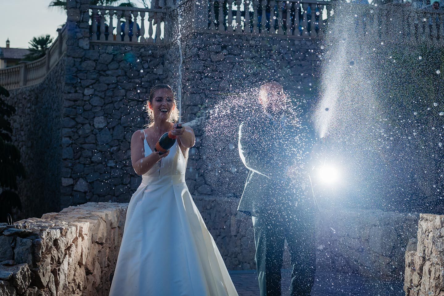 fotografía de boda romántica en la playa de Fuerteventura al atardecer, capturada por un fotógrafo profesional de bodas  hotel  r2 bahia calma 28