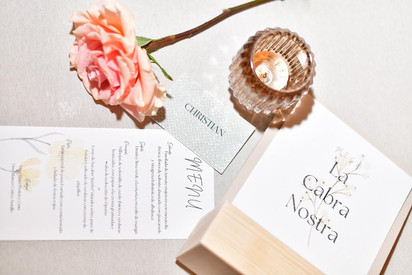 fotografía de boda romántica en la playa de Fuerteventura al atardecer, capturada por un fotógrafo profesional de bodas  hotel  r2 bahia calma 30