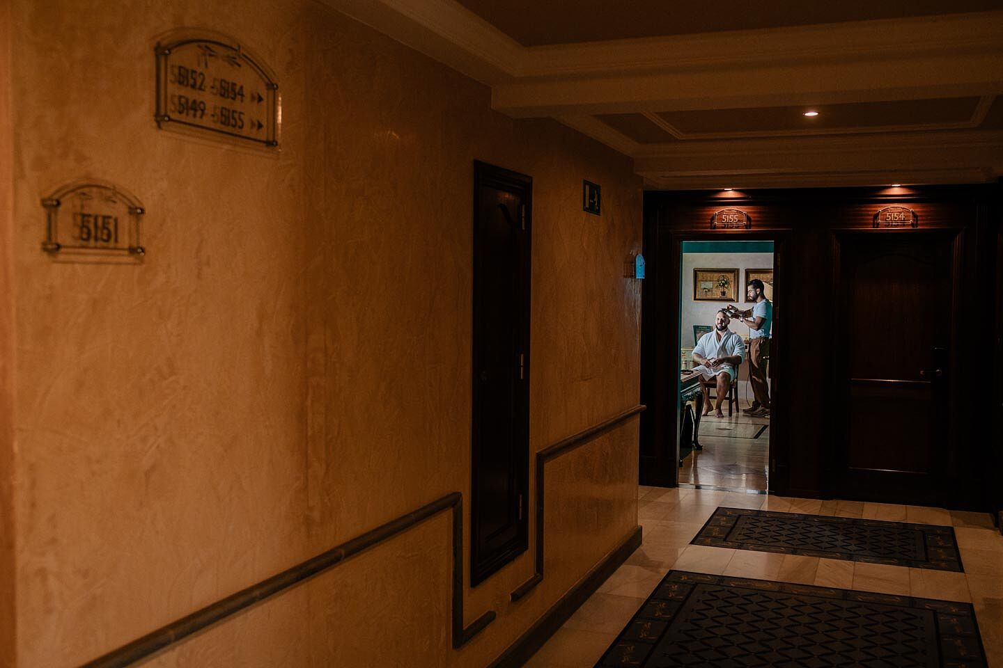 fotografía de boda romántica en la playa de Fuerteventura al atardecer, capturada por un fotógrafo profesional de bodas  hotel  r2 bahia calma 34