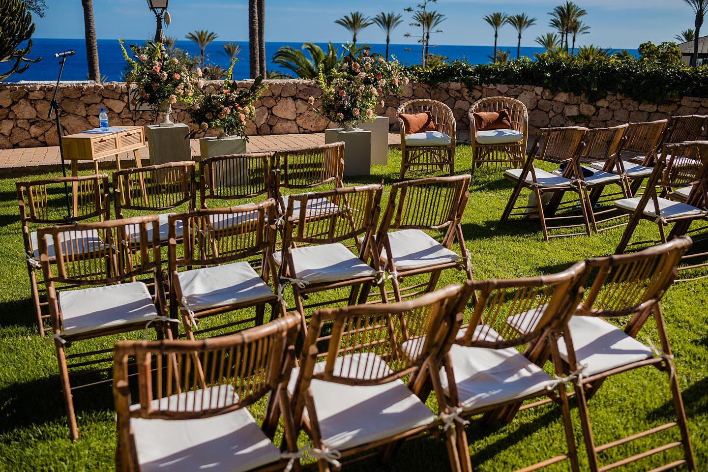 fotografía de boda romántica en la playa de Fuerteventura al atardecer, capturada por un fotógrafo profesional de bodas  hotel  r2 bahia calma 38