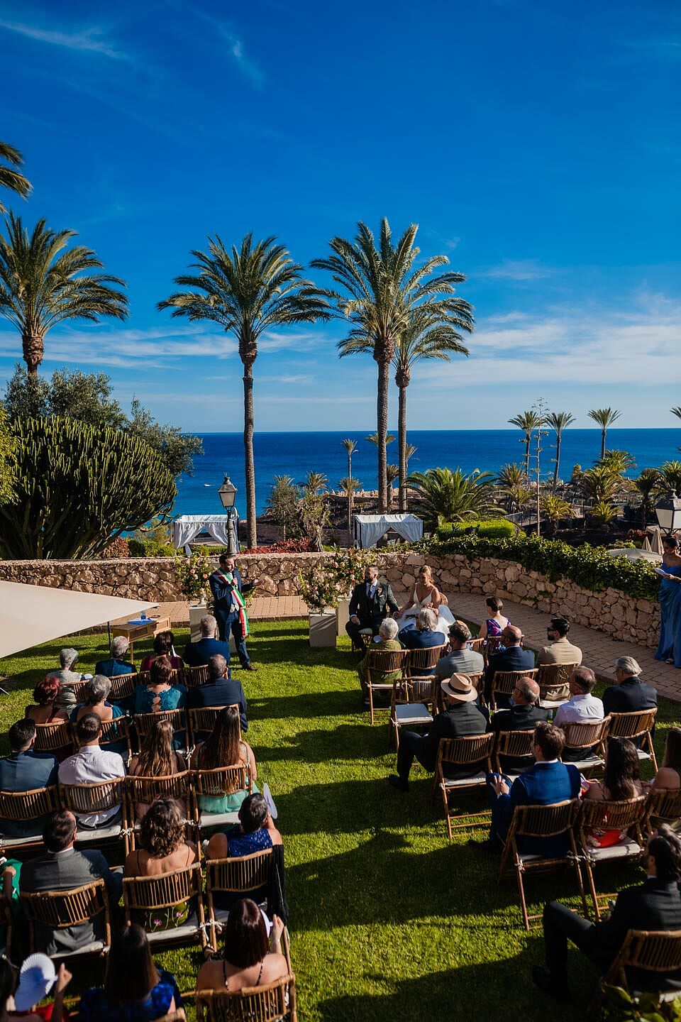 fotografía de boda romántica en la playa de Fuerteventura al atardecer, capturada por un fotógrafo profesional de bodas  hotel  r2 bahia calma 40