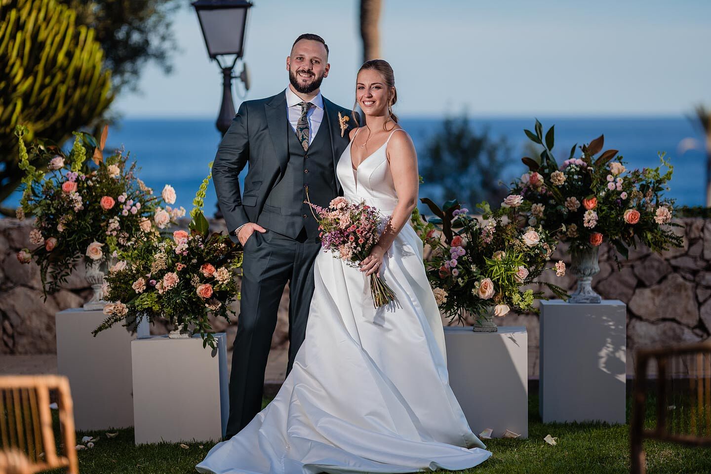 fotografía de boda romántica en la playa de Fuerteventura al atardecer, capturada por un fotógrafo profesional de bodas  hotel  r2 bahia calma 46