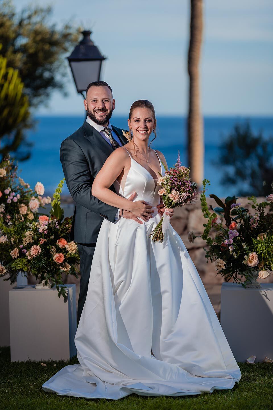 fotografía de boda romántica en la playa de Fuerteventura al atardecer, capturada por un fotógrafo profesional de bodas  hotel  r2 bahia calma 47