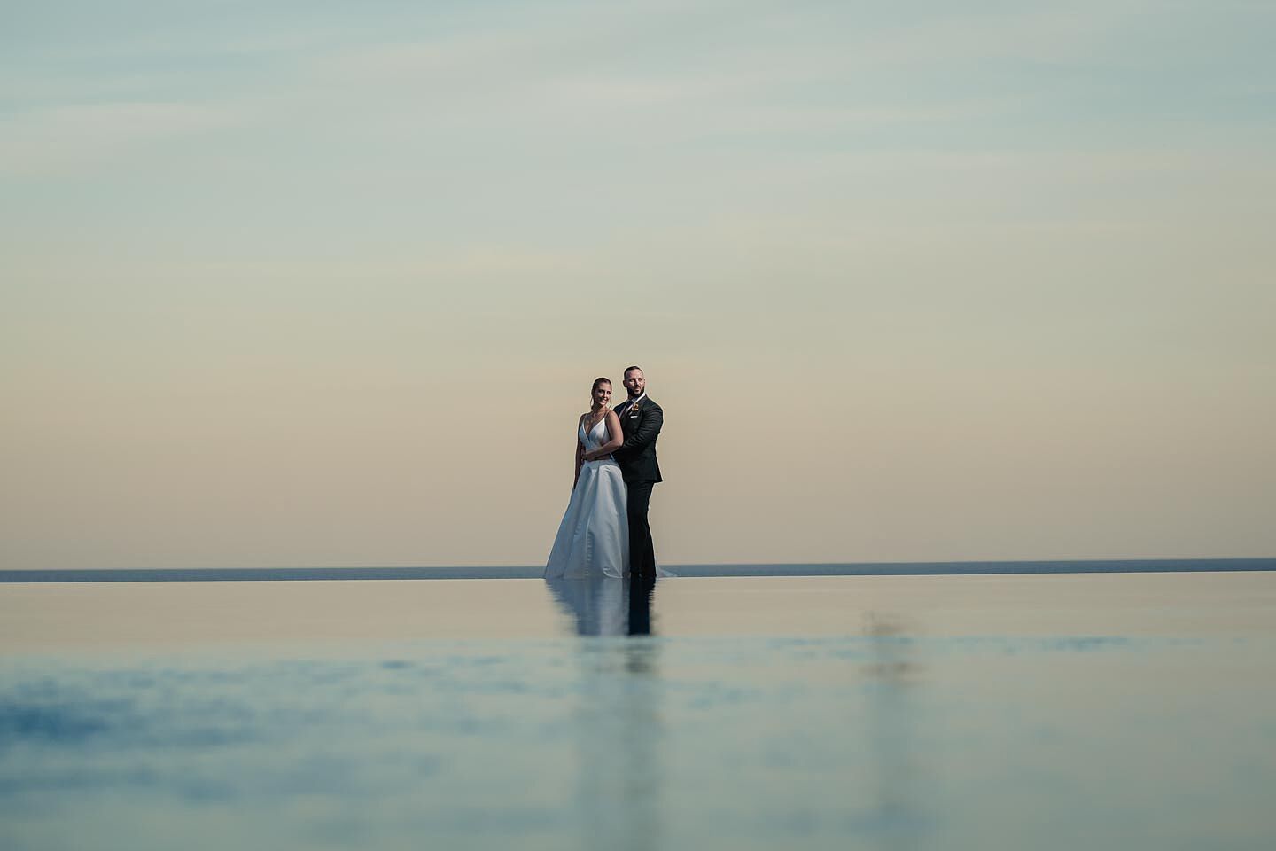 fotografía de boda romántica en la playa de Fuerteventura al atardecer, capturada por un fotógrafo profesional de bodas  hotel  r2 bahia calma 48