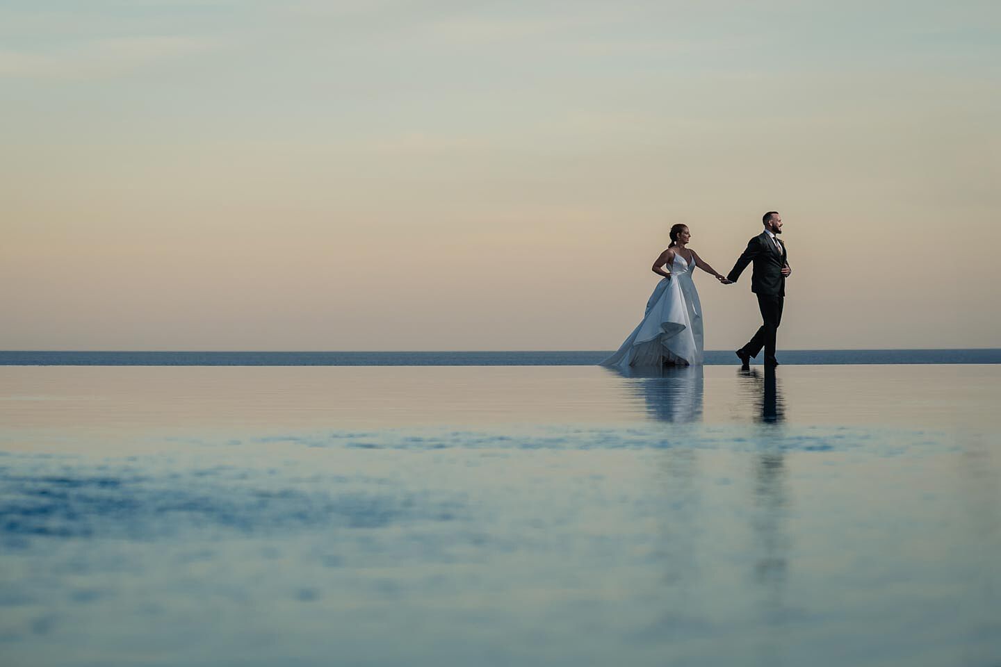 fotografía de boda romántica en la playa de Fuerteventura al atardecer, capturada por un fotógrafo profesional de bodas  hotel  r2 bahia calma 49