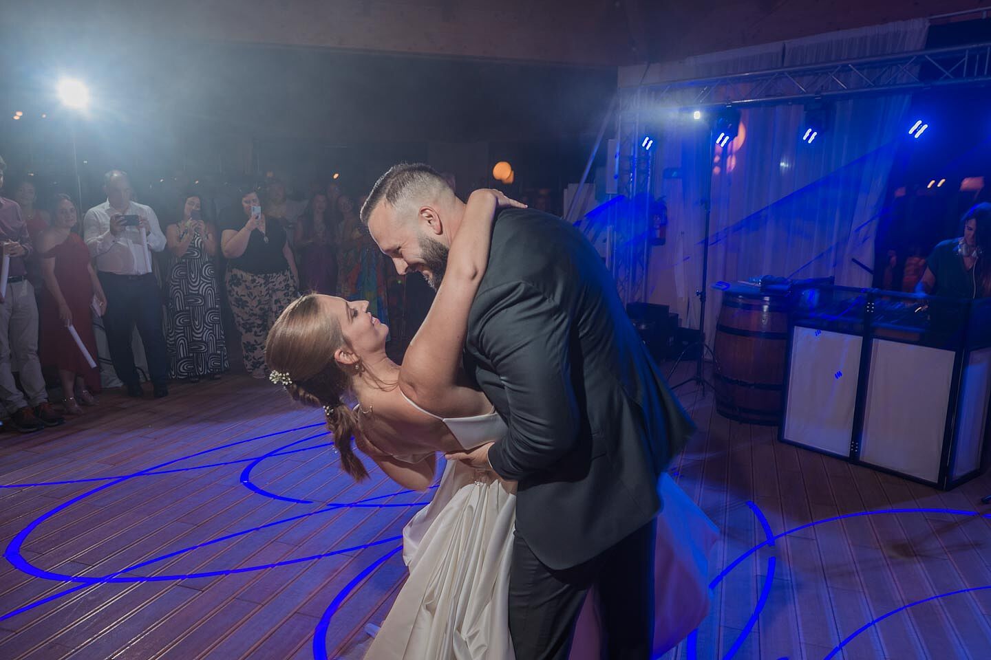 fotografía de boda romántica en la playa de Fuerteventura al atardecer, capturada por un fotógrafo profesional de bodas  hotel  r2 bahia calma 51