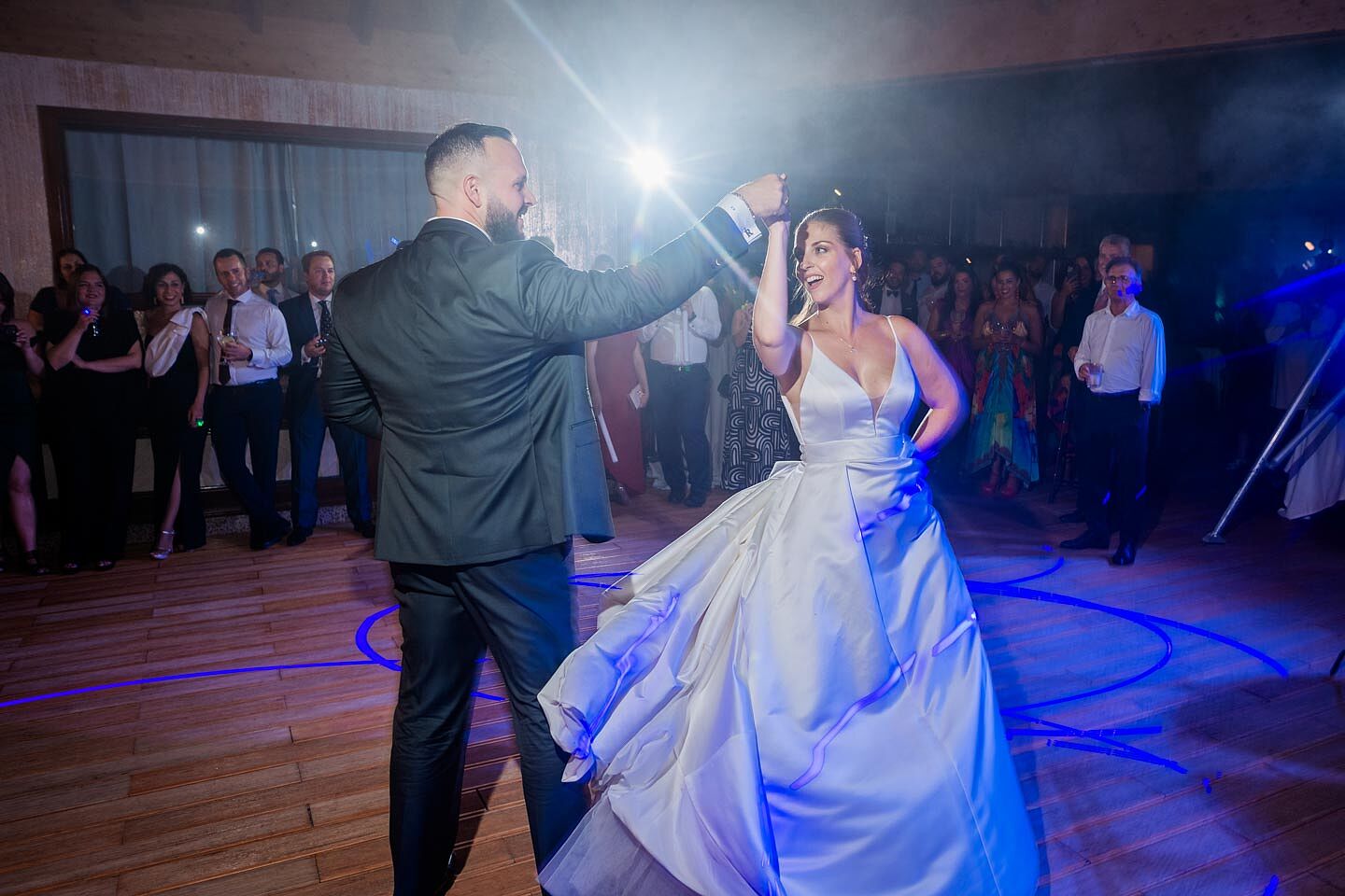 fotografía de boda romántica en la playa de Fuerteventura al atardecer, capturada por un fotógrafo profesional de bodas  hotel  r2 bahia calma 52