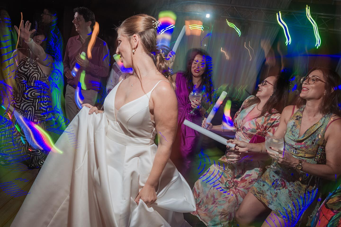 fotografía de boda romántica en la playa de Fuerteventura al atardecer, capturada por un fotógrafo profesional de bodas  hotel  r2 bahia calma 53