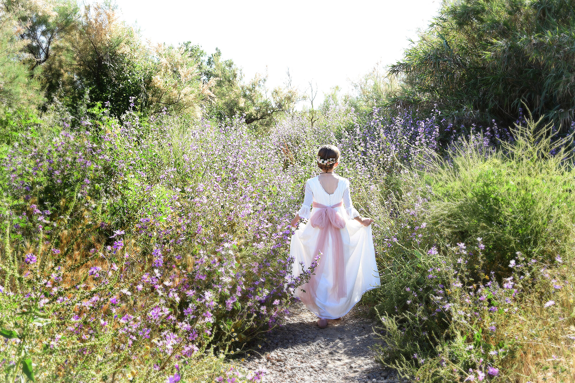 fotografos-comuniones-en-zaragoza-jym-reportajes-sesiones-de-fotos-en-exteriores-estudio-vestidos-fotos-niña-comunion-romanico-diferente