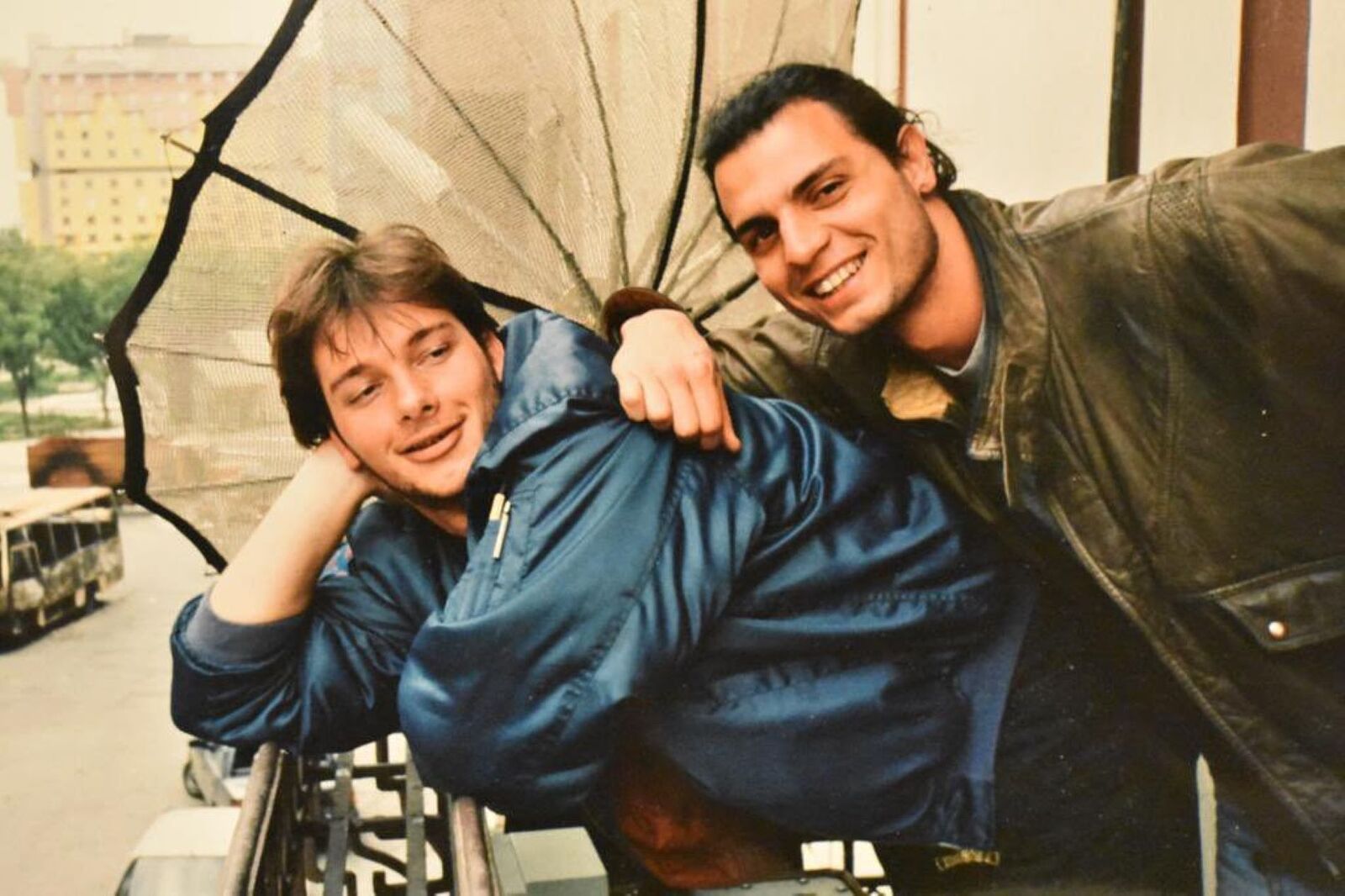 FBR Fotografía y Vídeo - erick-hauck-izquierda-y-el-fotoperiodista-jordi-pujol-puente-derecha-en-sarajevo-mayo-de-1992-departament-d-accio-exterior-i-govern-obert-ts20251112102326450511.jpeg