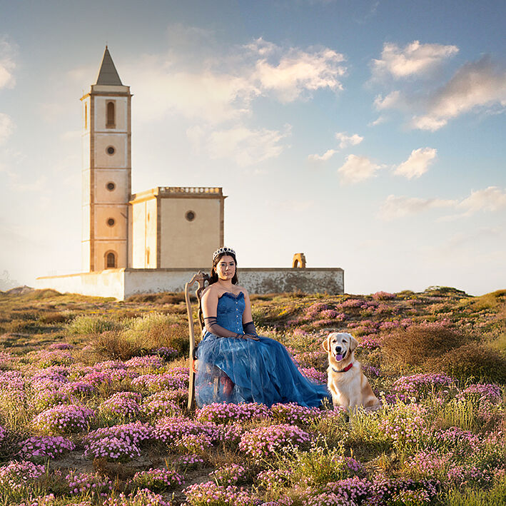 Quinceañera posando en Paseo del Generalife de Granada con luz lateral de mañana
