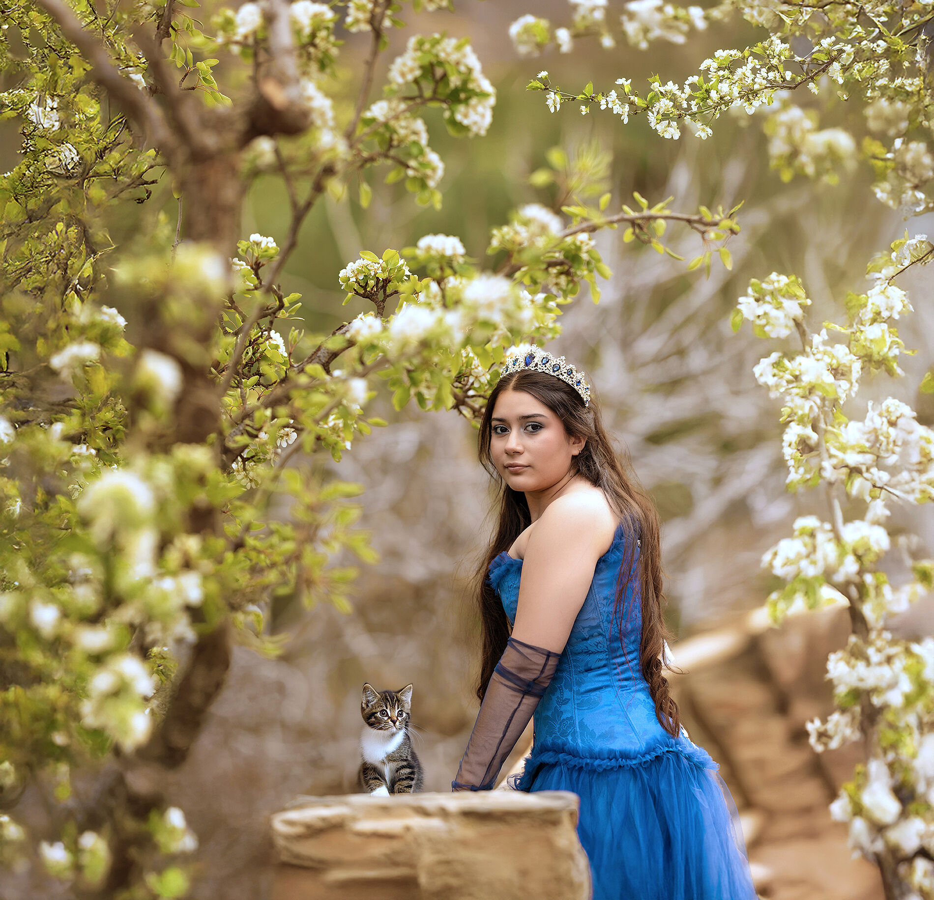 reportaje-quincerañera-con-vestido-azul-sonriendo
