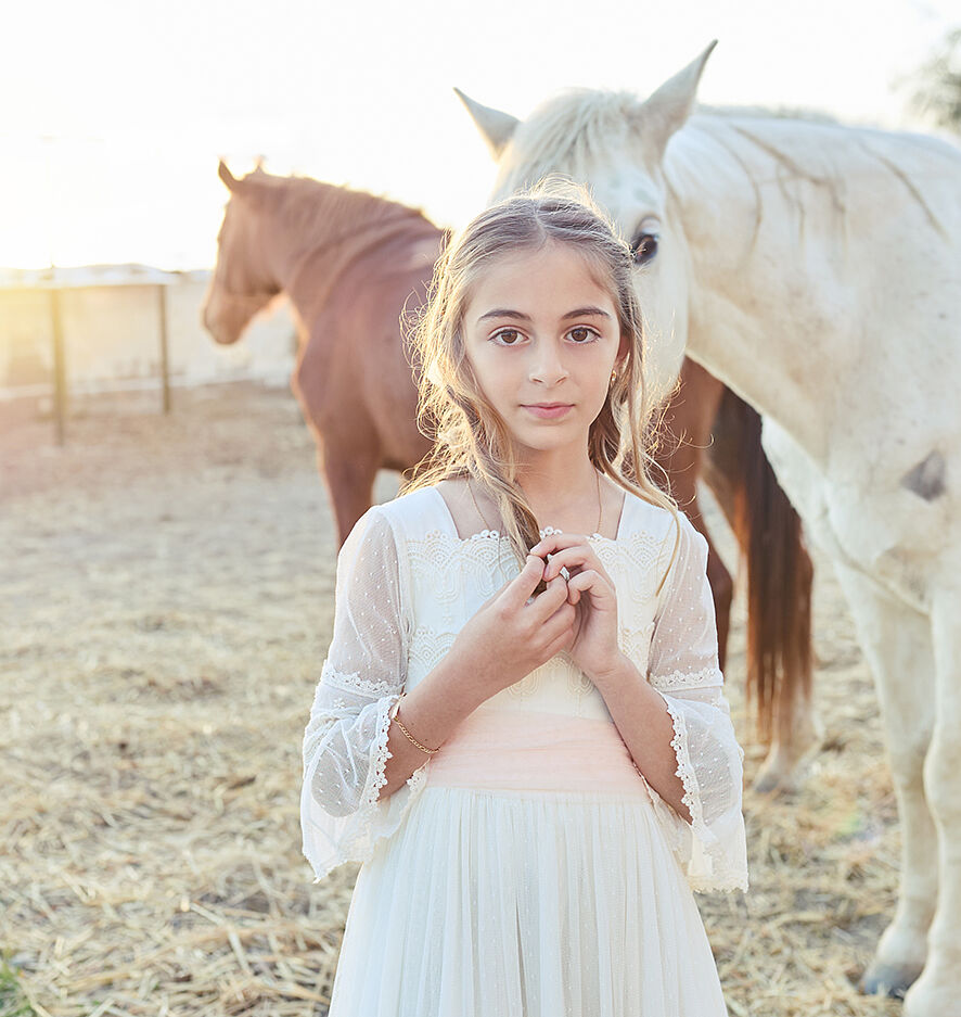 Antonio Siles Fotógrafo - nin-a-de-comunion-posando-con-caballos-ts20260404115230852130.jpg