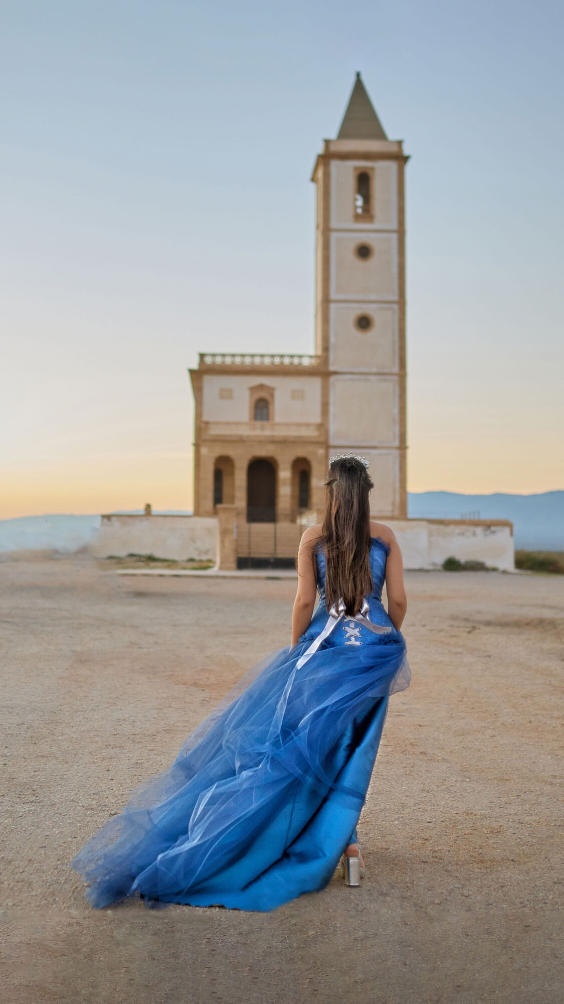 Quinceañera con vestido azul durante una sesión de fotos en Cabo de Gata, Almería