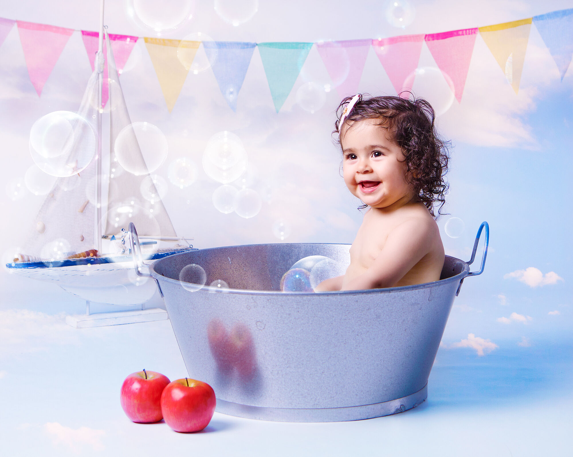niña en sesión de cumpleaños metida en bañera con burbujas