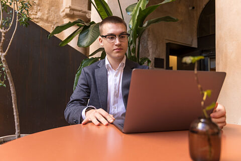 Es: Mischa Kostev
