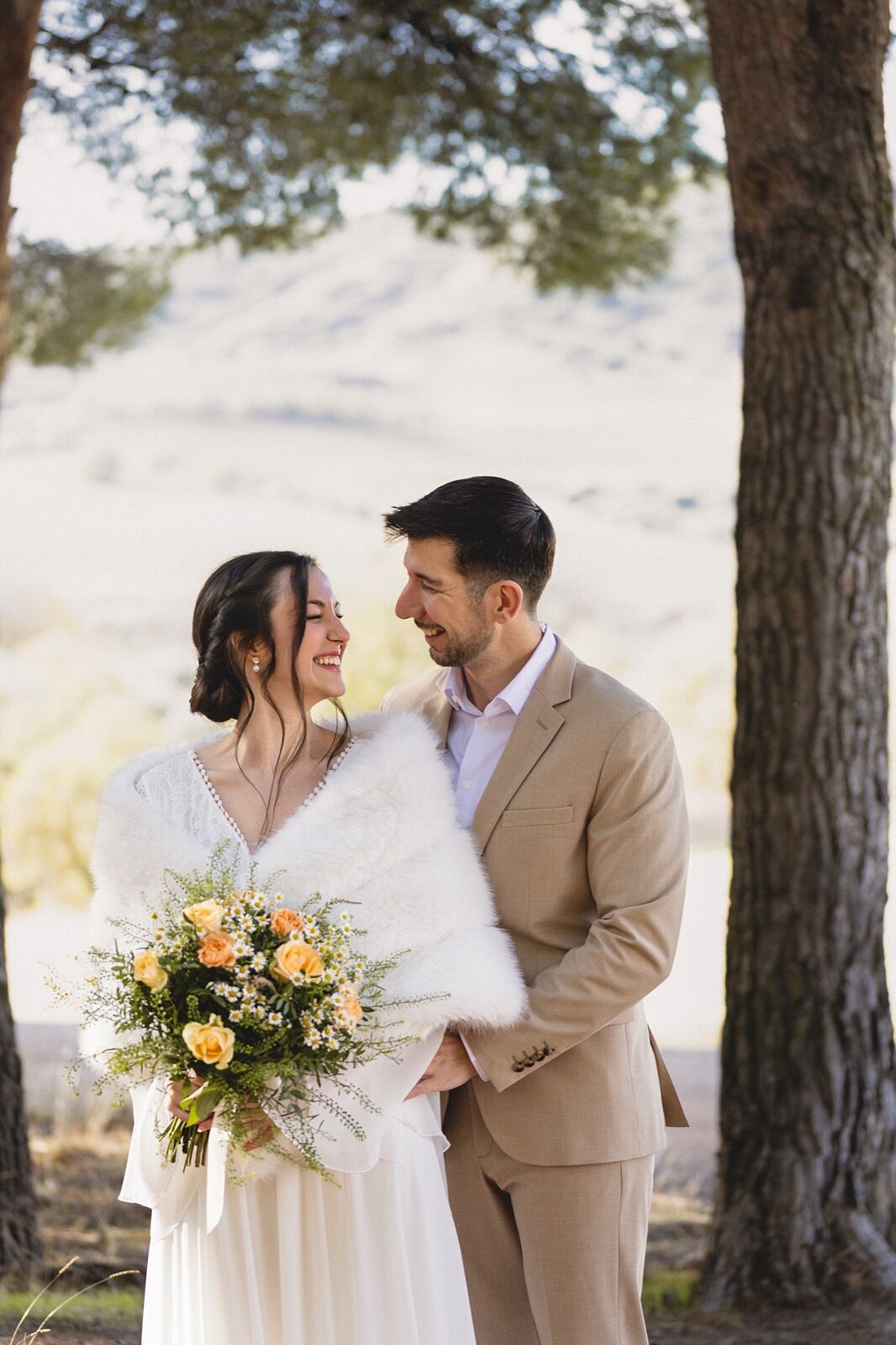 Fotografía natural de una pareja durante su boda en Villalbilla