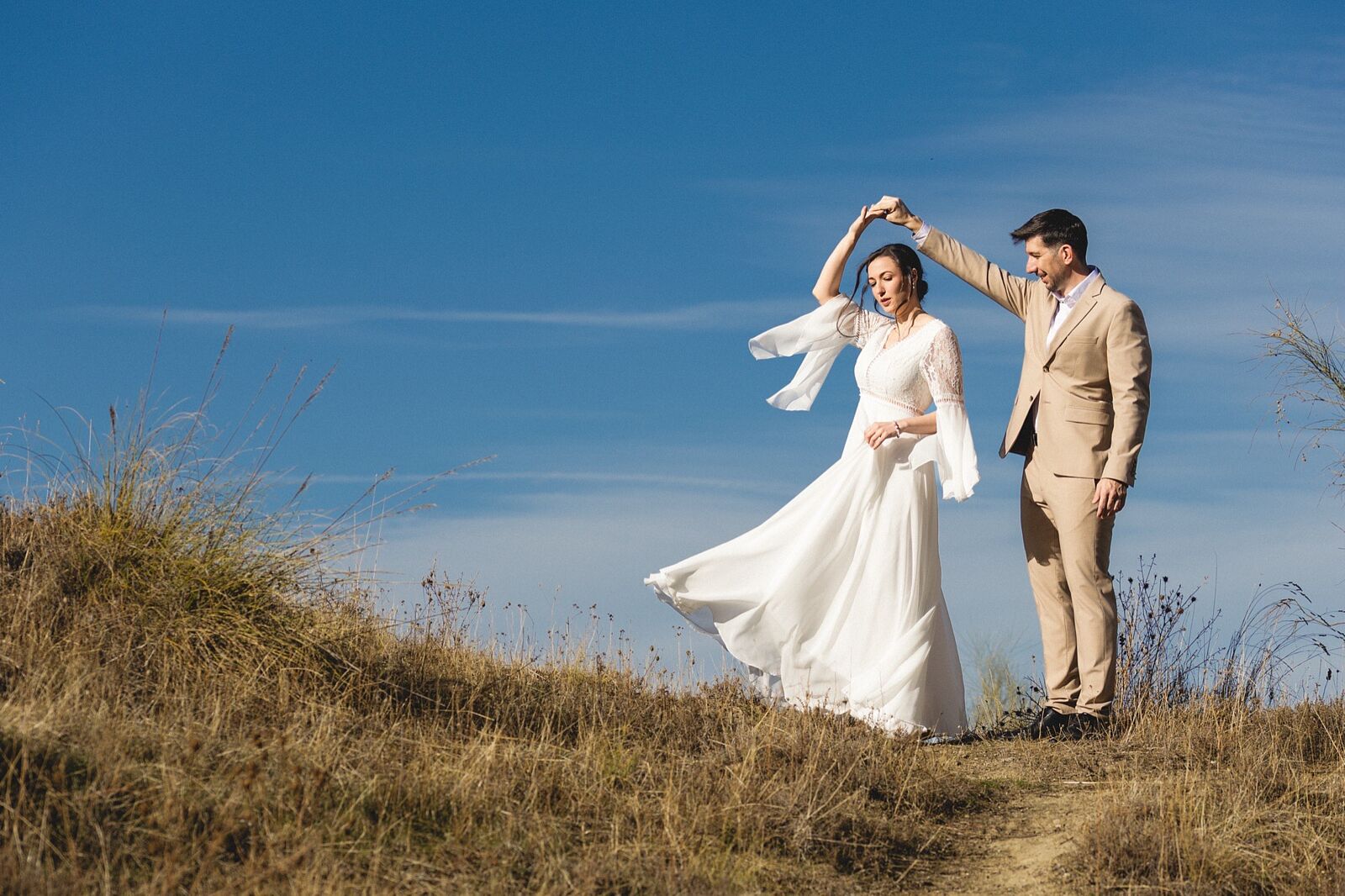 Paseo de Lara y David durante su reportaje de boda en Villalbilla