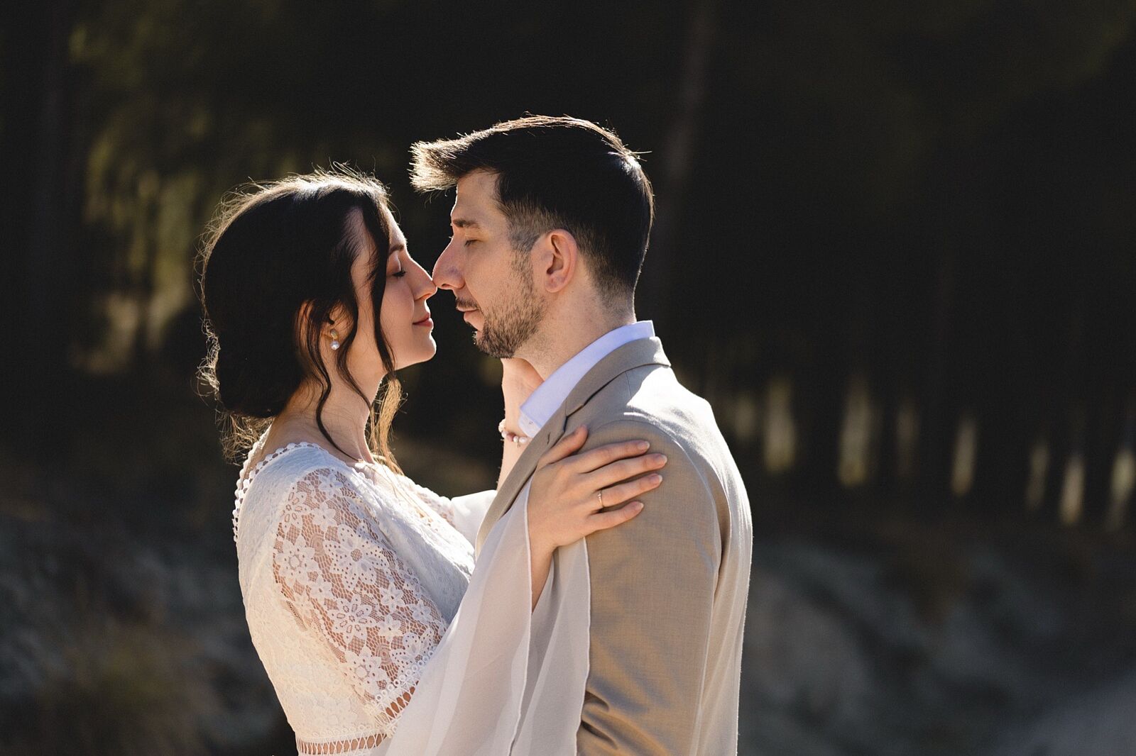 Retrato natural de los novios durante una boda en Villalbilla