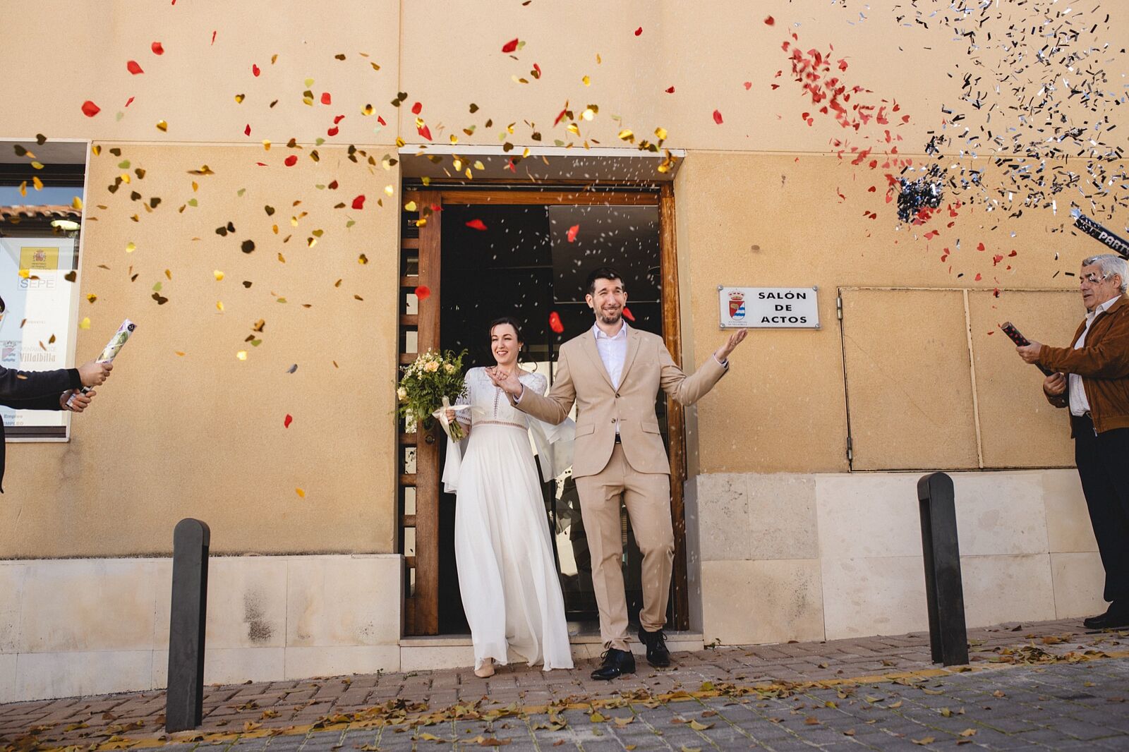 Salida con confeti de Lara y David después de su boda en Villalbilla