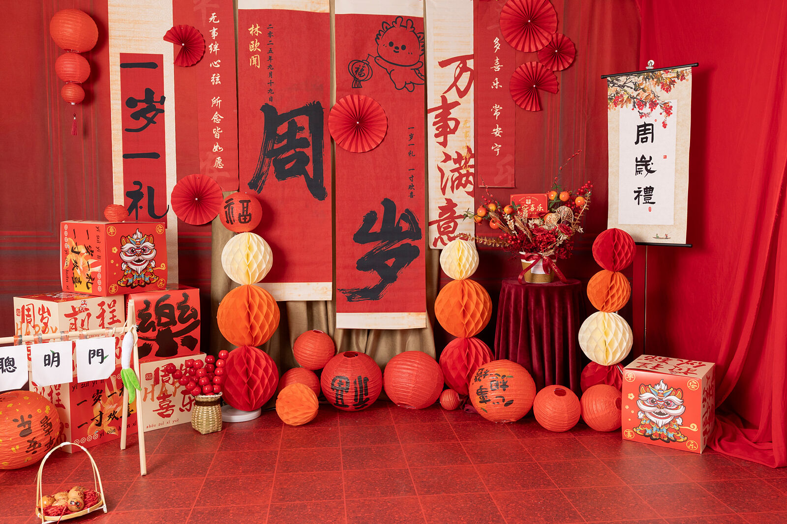 Zhuazhou (抓周) en Lleida: bebé de 1 añito en el set rojo, foto de portada.