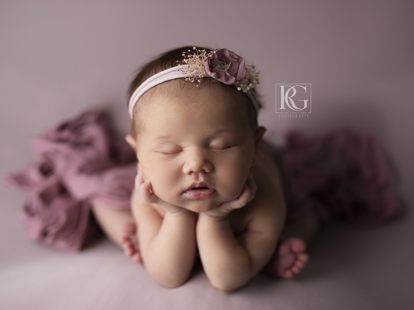 Sesión de fotos newborn de recién nacido en estudio en Alcalá de Henares, Madrid, Torrejón, Coslada y Guadalajara