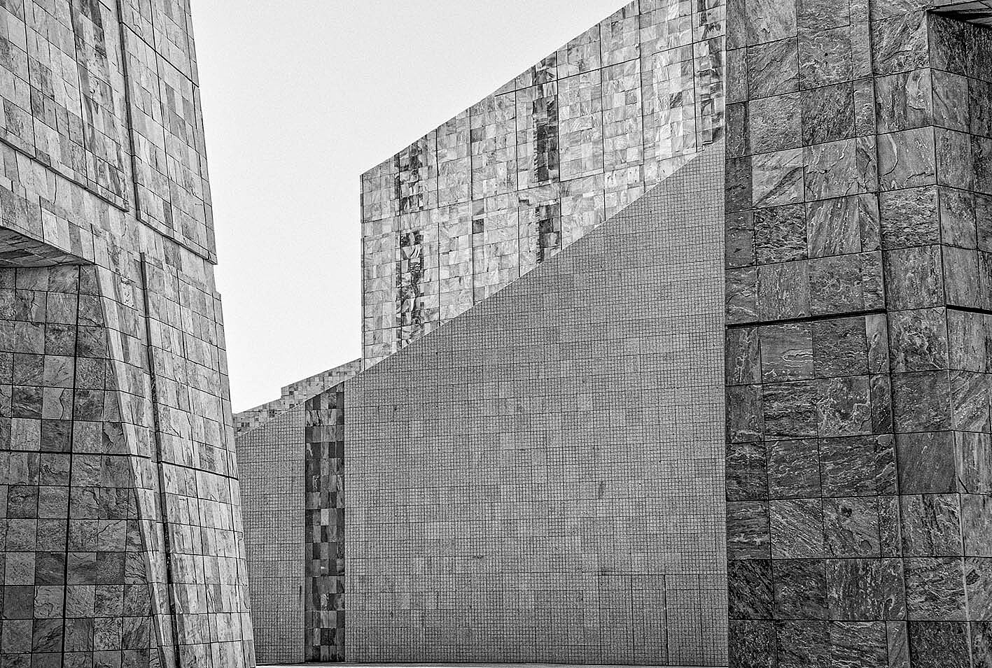 Fotografía en blanco y negro de arquitectura artística