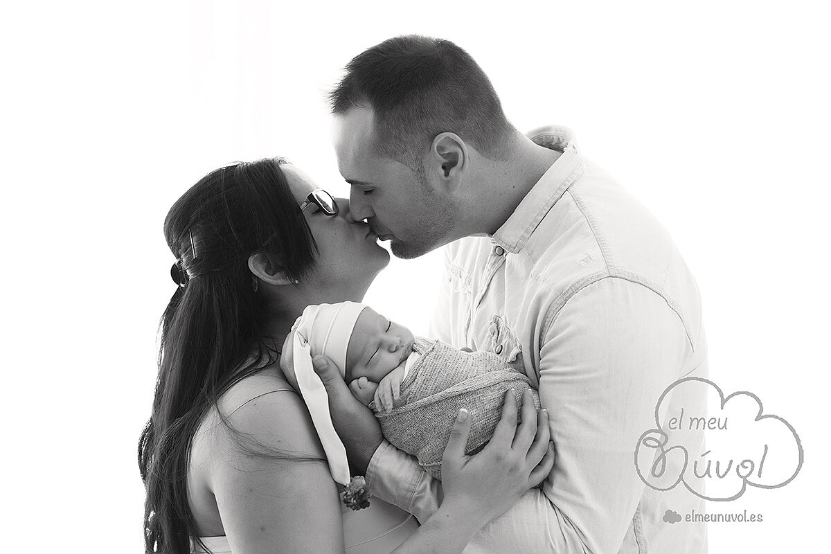 fotografia bebé padres recién nacida tonos rosa bebé nadó nounat infantil igualada barcelona el meu núvol reportaje newborn
