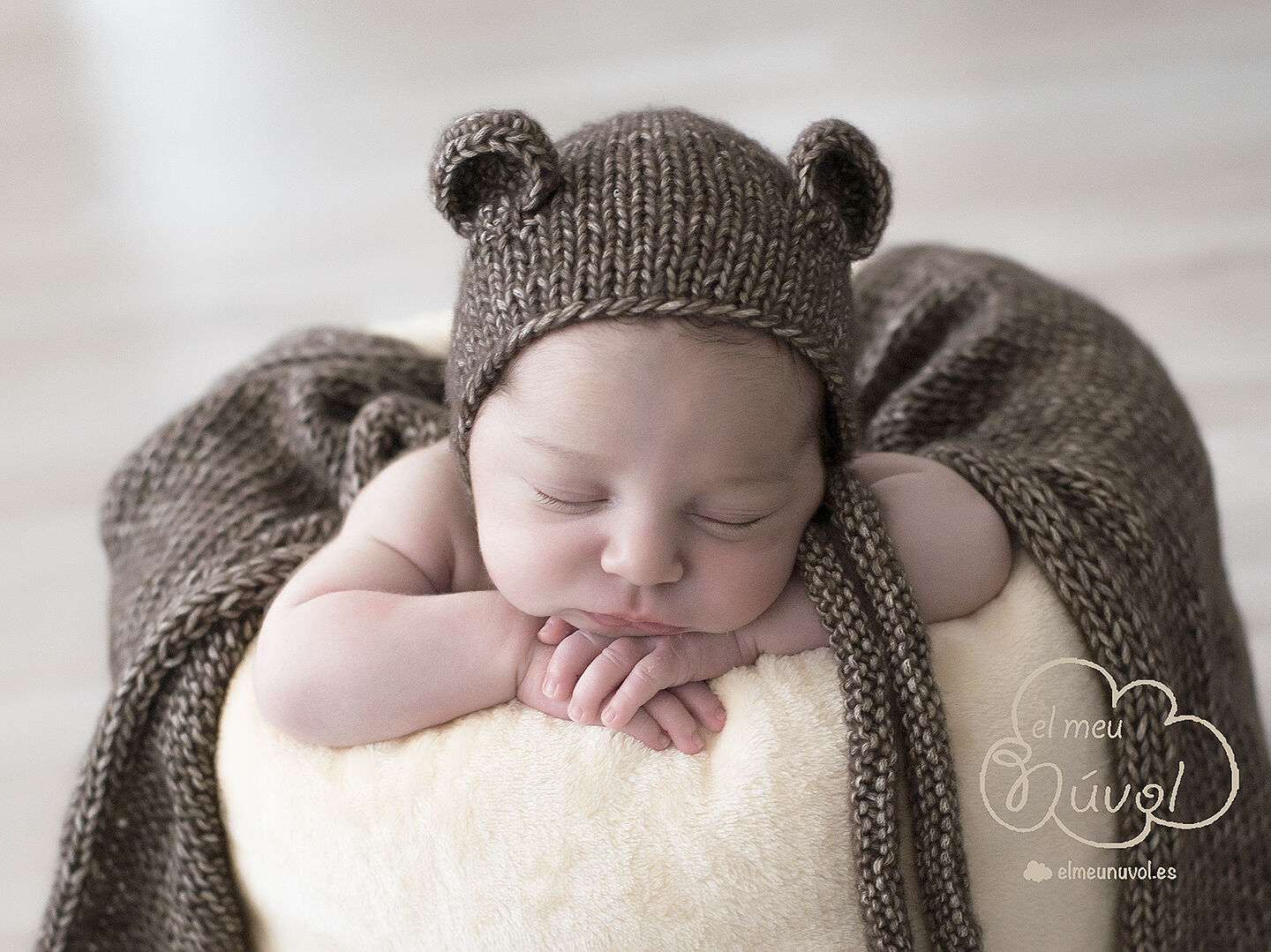 Fotografía de recién nacido newborn igualada Barcelona foto bebé tonos beige y marrón