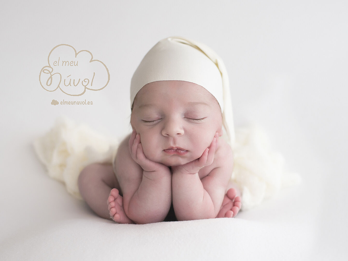 Fotografía de recién nacido pose ranita newborn igualada Barcelona foto bebé tonos beige