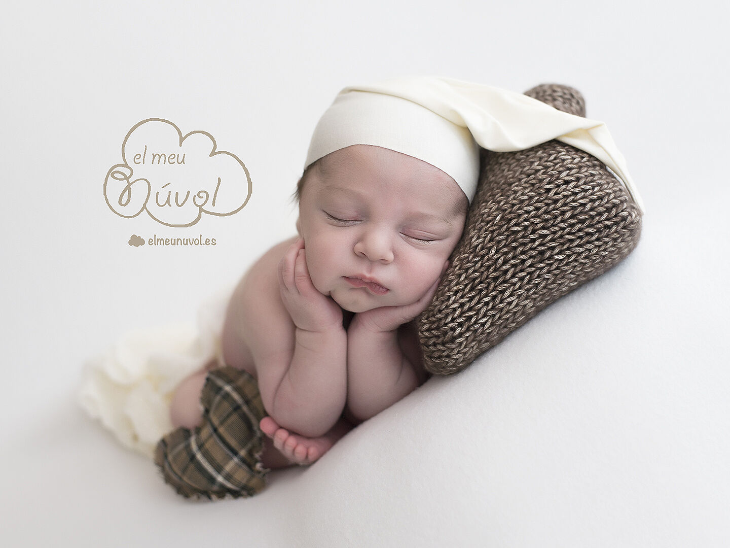 Fotografía de recién nacido froggy pose newborn igualada Barcelona foto bebé tonos beige y marrón