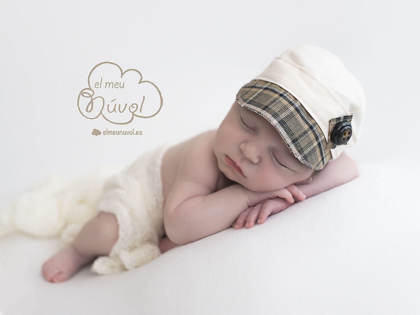 Fotografía de recién nacido pose chin on hands newborn igualada Barcelona foto bebé tonos beige y marrón