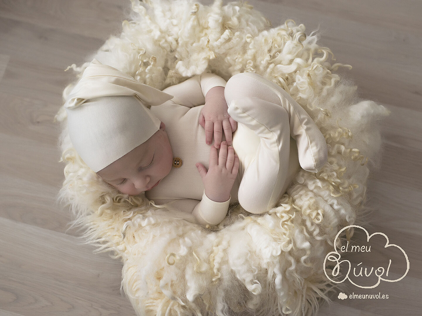 Fotografía de recién nacido newborn igualada Barcelona foto bebé tonos beige