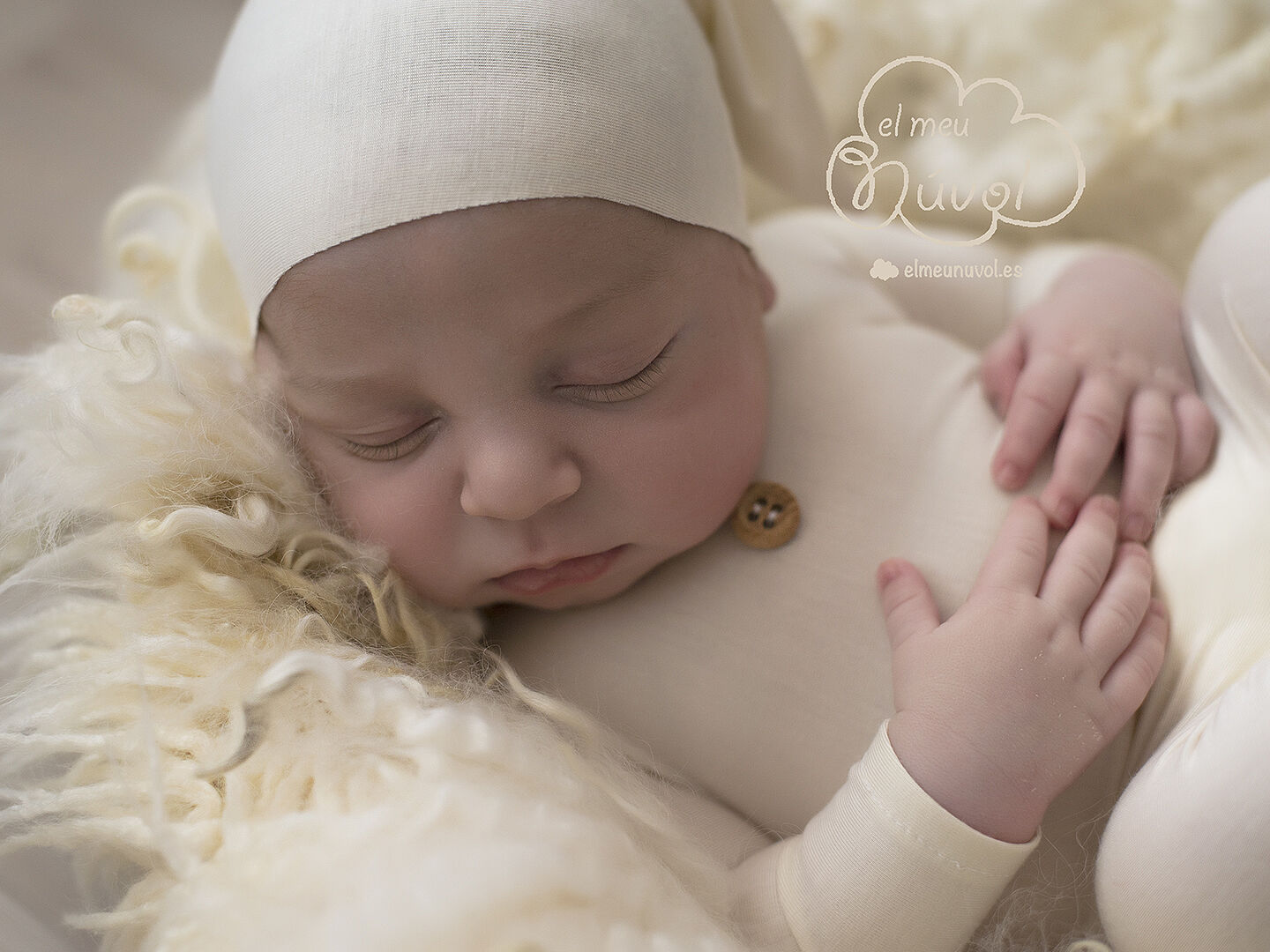 Fotografía de recién nacido newborn igualada Barcelona foto bebé tonos beige