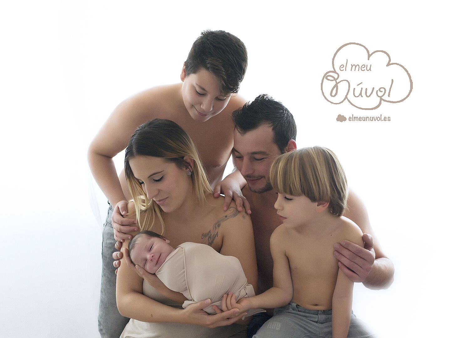 Fotografía de recién nacido familiar newborn igualada Barcelona foto bebé tonos beige y marrón