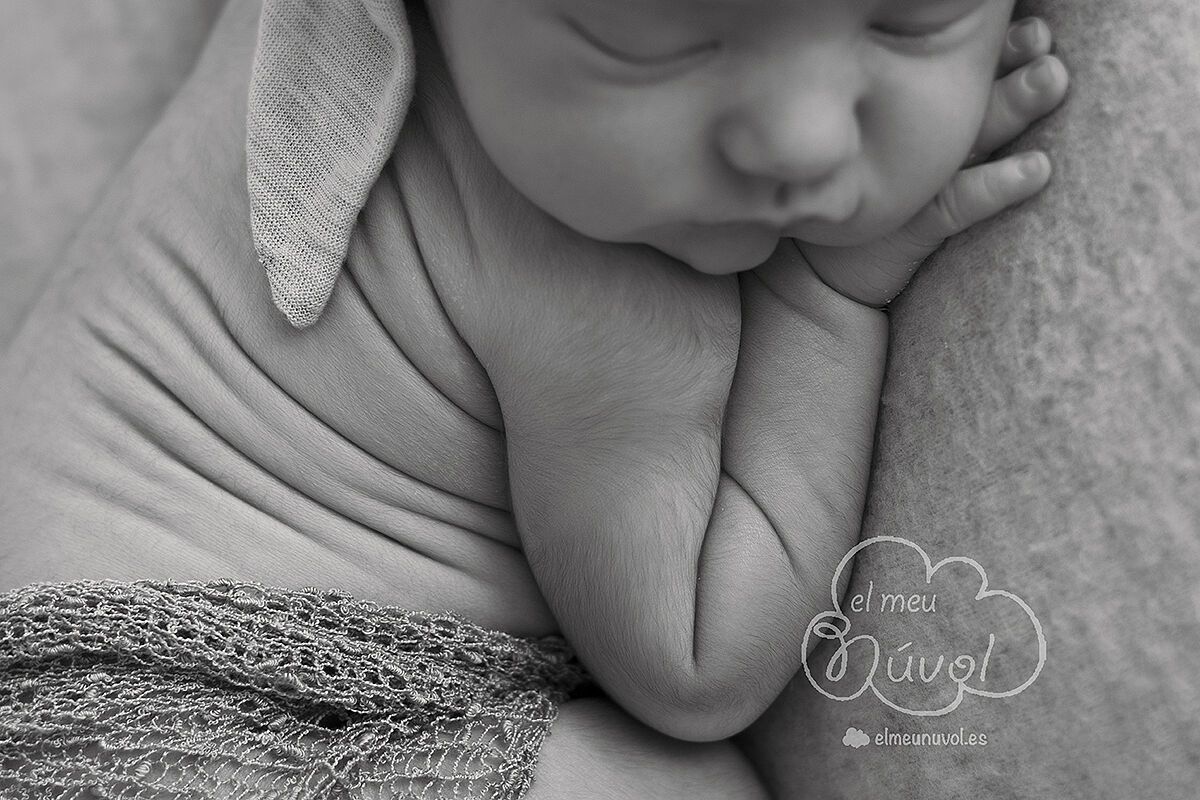 fotografía de recién nacido en blanco y negro igualada barcelona el meu núvol fotógrafo newborn infantil bebé nounat nadó