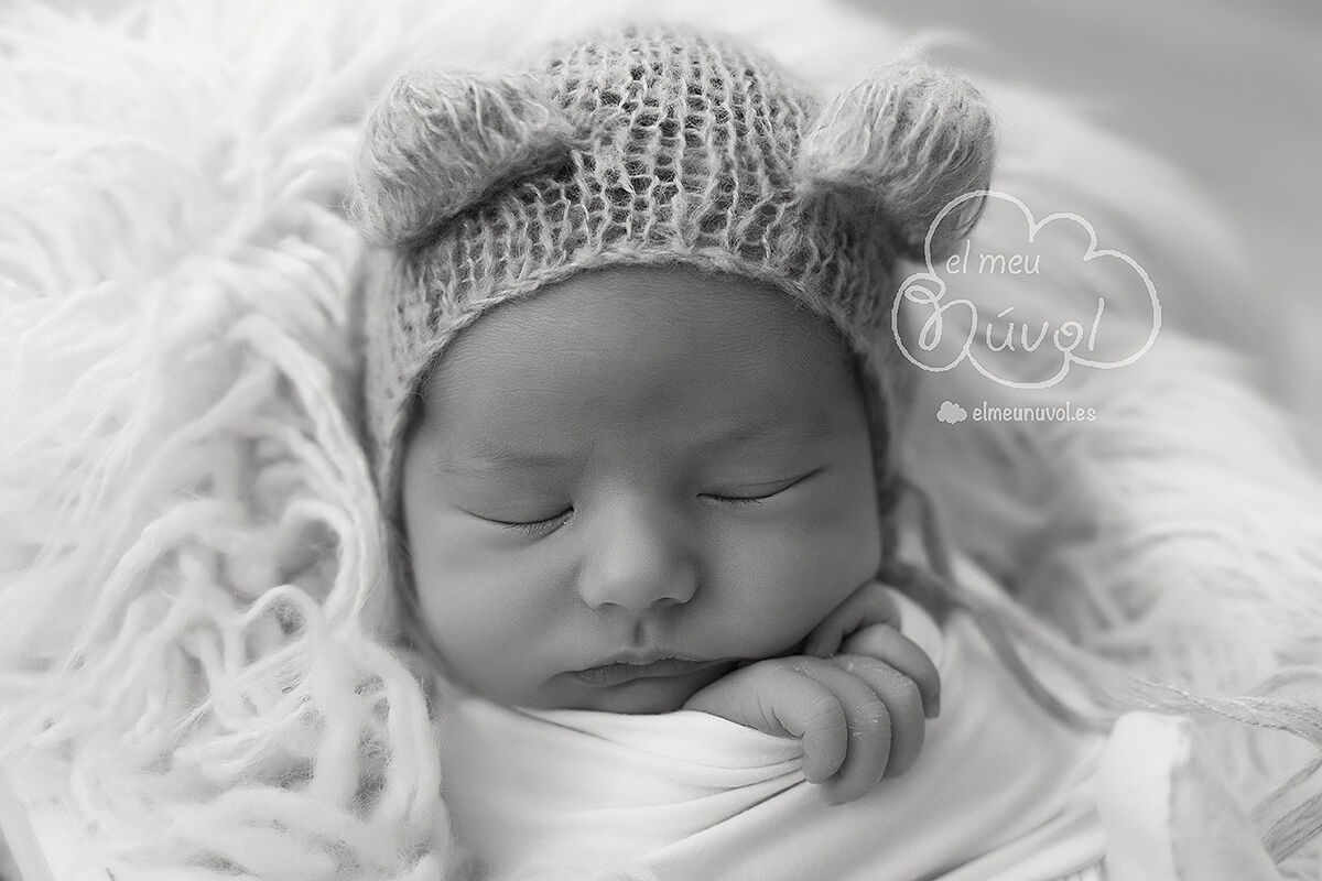 fotografía de recién nacido en blanco y negro igualada barcelona el meu núvol fotógrafo newborn infantil bebé nounat nadó