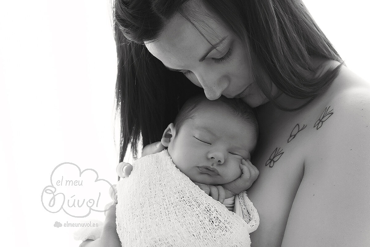 fotografía de recién nacido en blanco y negro igualada barcelona el meu núvol fotógrafo newborn infantil bebé nounat nadó